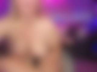 Live cam show with LucyAllen4201 - Fingers on Camsoda