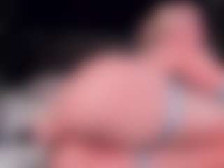 Live cam show with PoppyMichaelson - Flashing on Gym Cam Girls