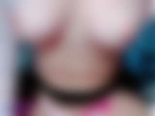 Eva-hot-blond MILF webcam performer live streaming