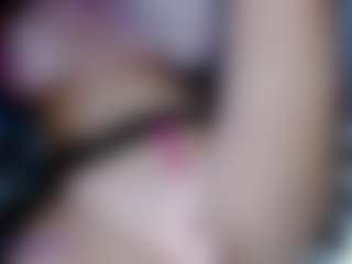 Eva-hot-blond MILF webcam performer live streaming