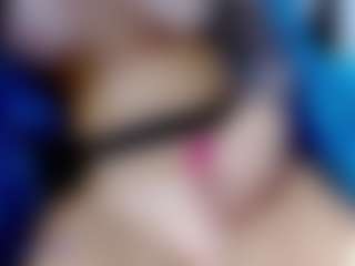 Eva-hot-blond MILF webcam performer live streaming