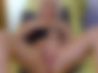 Tania44b MILF webcam performer live streaming