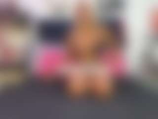Live cam show with Emmily Giraldo - Grey on sexylive.show