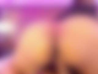 Live cam show with HeidiFoxxx - Black Dildo on Milfs Live