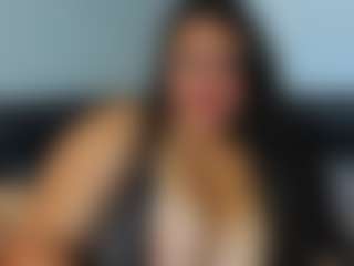 Live cam show with Luna Hatzel - Curvy on CamwithHer
