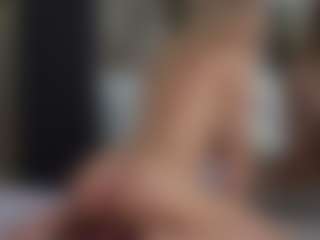 Live cam show with MishelleB - Fingers on CamClone