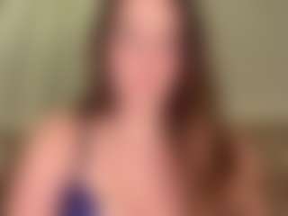 Live cam show with Julia Capulet - Shaved Pussy Curvy on CamClone