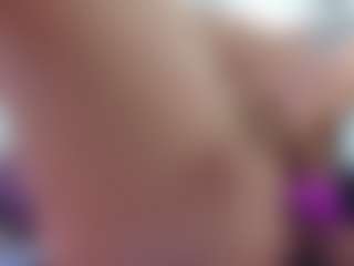 Live cam show with JuiceyGash - Small Tits on livesuperchat.net