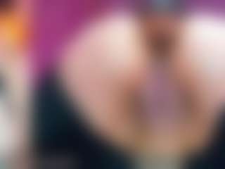 Live cam show with Miss Pawi - Fingering MILF on CamClone