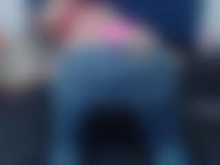 briana sexy mature MILF webcam performer live streaming