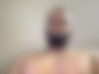 Live cam show with KingTGC - Brown Eyes on friskycurves.com