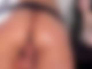 EmilyJhonsonn MILF webcam performer live streaming