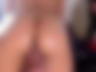 EmilyJhonsonn MILF webcam performer live streaming