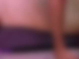 louisenails MILF webcam performer live streaming