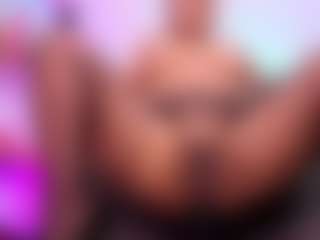 louisenails MILF webcam performer live streaming