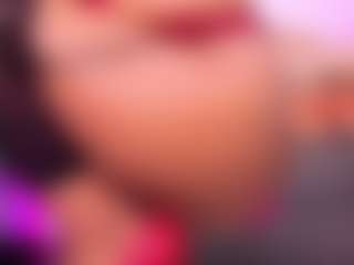 louisenails MILF webcam performer live streaming