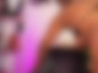 louisenails MILF webcam performer live streaming