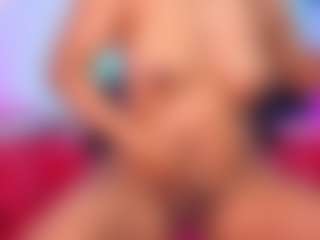 Live cam show with louisenails - Bedroom MILF on Camsoda