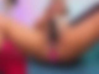 louisenails MILF webcam performer live streaming