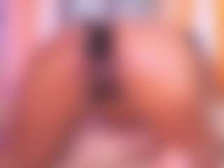 louisenails MILF webcam performer live streaming