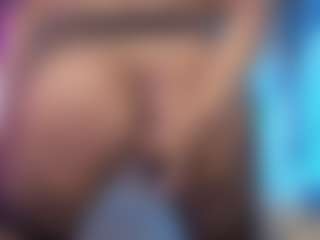 louisenails MILF webcam performer live streaming