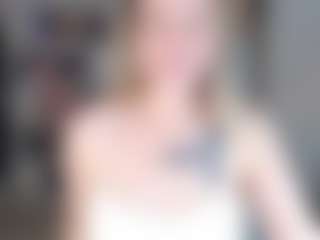 Live cam show with Emmy-Bryan - Blonde Hair Petite on Gym Cam Girls
