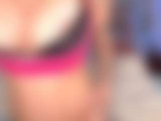 Live cam show with Emma Gray - Blonde Hair HD on Dare Cams