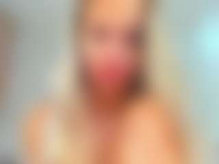 Live cam show with Donna - Cute on CamwithHer