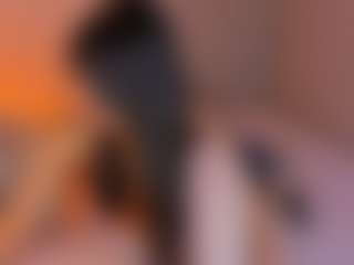 Live cam show with L U I S A H - Petite on Camsoda