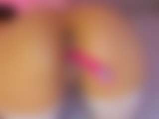 Live cam show with L U I S A H - Living Room on Mixed Magazine Live