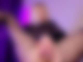 Live cam show with SonyaKreez - Bedroom on UwU Esports