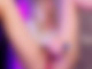 Live cam show with SonyaKreez - Skinny on Stripli.com