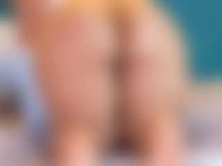 Live cam show with Cataleya - Striptease MILF on 1on1-livenow