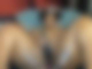 Live cam show with Sienna Divyne - Tease Curvy on CamClone