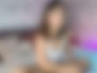 Live cam show with Emylie sexy body - Double Penetration on CamClone