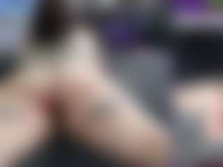 CreepyCrawlyQueen MILF webcam performer live streaming