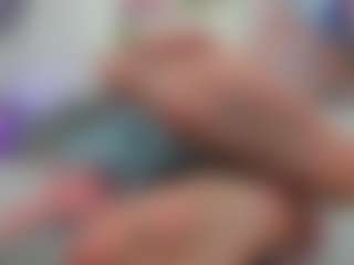 Live cam show with Hanna-moore1 - Shaved on friskycurves.com