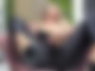 Sweet Cherry MILF webcam performer live streaming