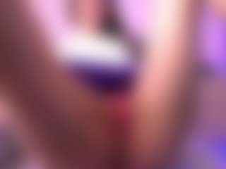 Live cam show with Dia - Shaved Pussy on Fling VIP Chat