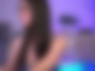 Live cam show with Dia - Shaved Pussy on Livezox