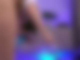 Live cam show with Dia - Skinny on Camsoda