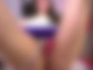 Live cam show with Dia - Fingers on Camsoda
