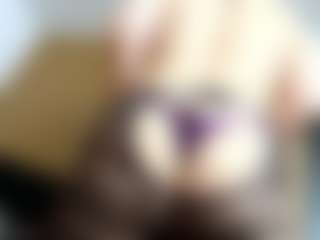 Live cam show with Salmamilf - Shaved Pussy MILF on Camming Site