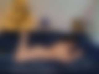 Live cam show with Rori - Living Room on friskycurves.com