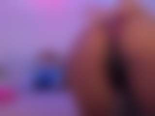Live cam show with L A I A - Squirt White on StripNow | colombia