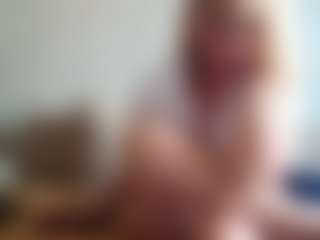 Siaran langsung penampil webcam MILF ValerieLegend