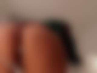 Live cam show with Miisscanela - Curvy MILF on Mixed Magazine Live
