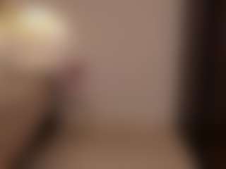 Live cam show with Miisscanela - Fingering MILF on live18s.com