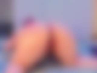 Live cam show with Julia Davis - Teen (18+) on TeamSkeetLive