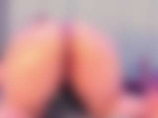 Live cam show with Julia Davis - Camel Toe on StripNow